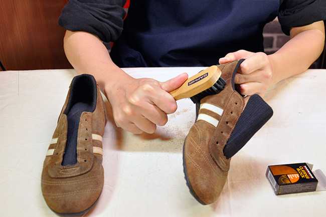 Как почистить замшевую обувь в домашних условиях – правила ухода за сапогами, кроссовками и туфлями