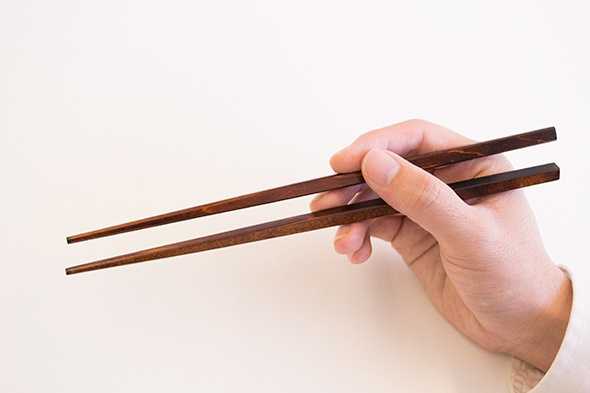 Как правильно держать палочки для суши в японии?