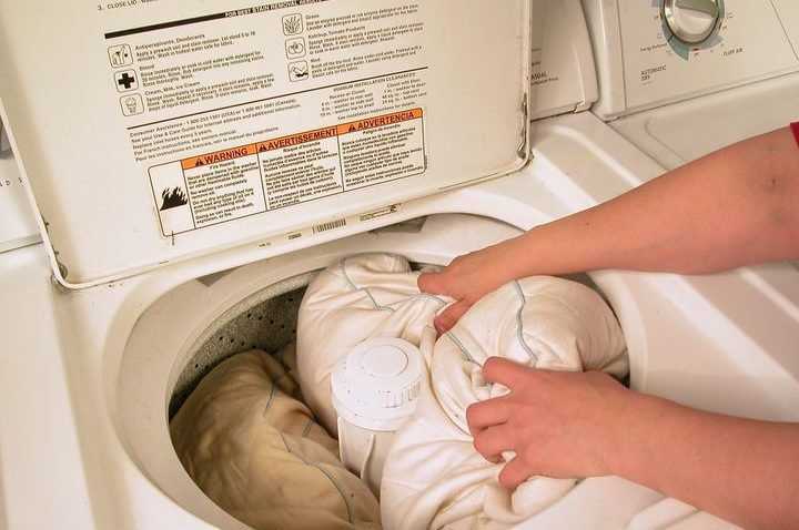 Хозяйкам на заметку: как правильно стирать подушку-антистресс в машине-автомат и вручную