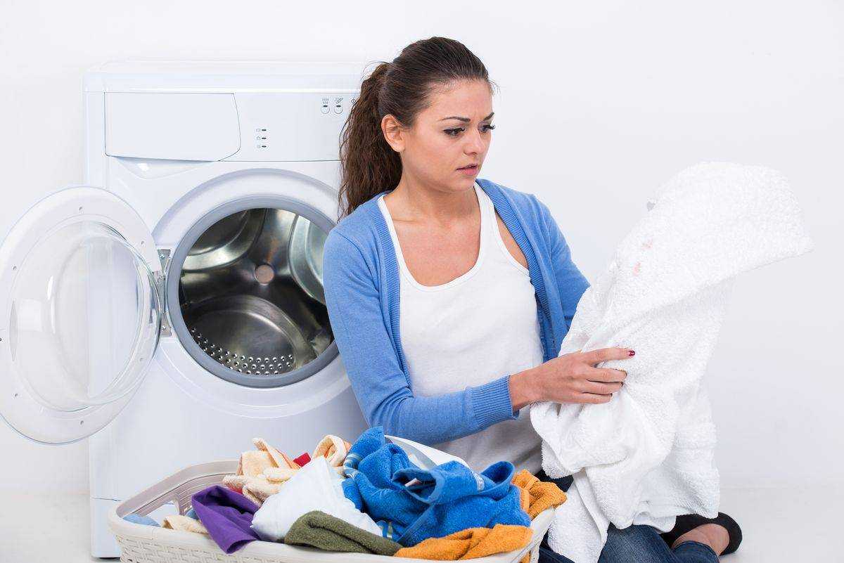 Как вывести полинявшие пятна с одежды: полезные советы