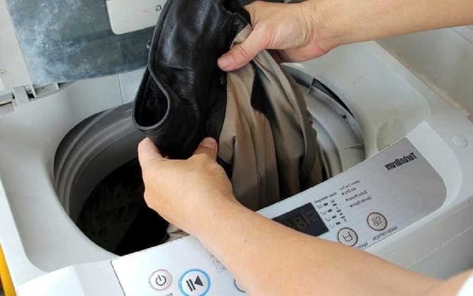 Как стирать кожаную юбку (из искусственной кожи, кожзама, экокожи, замшевую) в домашних условиях, можно ли и как правильно почистить?