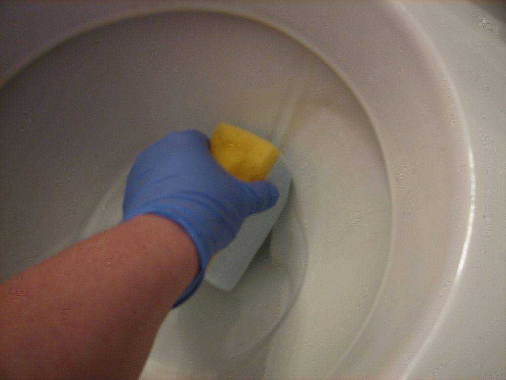 Как отмыть унитаз от жёлтого налёта — чем убрать желтизну быстро.