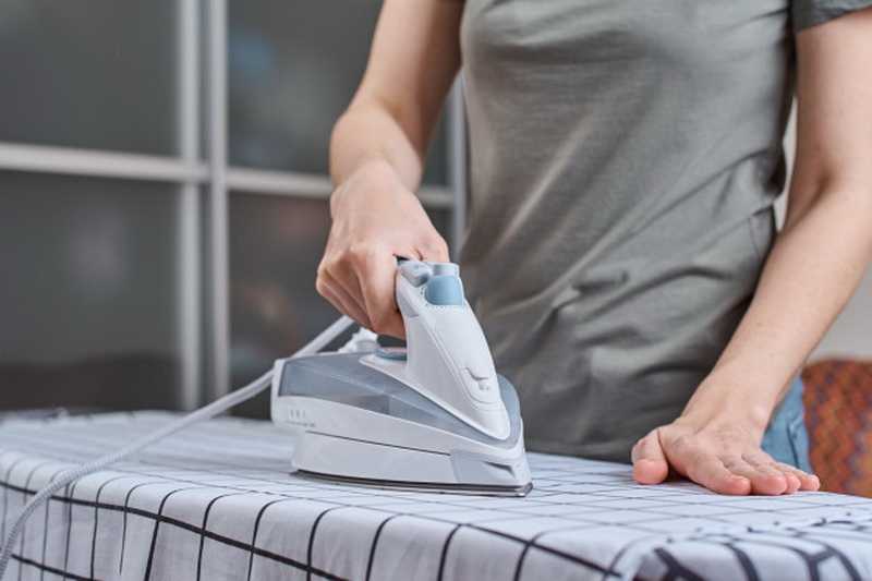 Как убрать блеск от утюга на одежде, как убрать след, пятно и подпалины от утюга на одежде