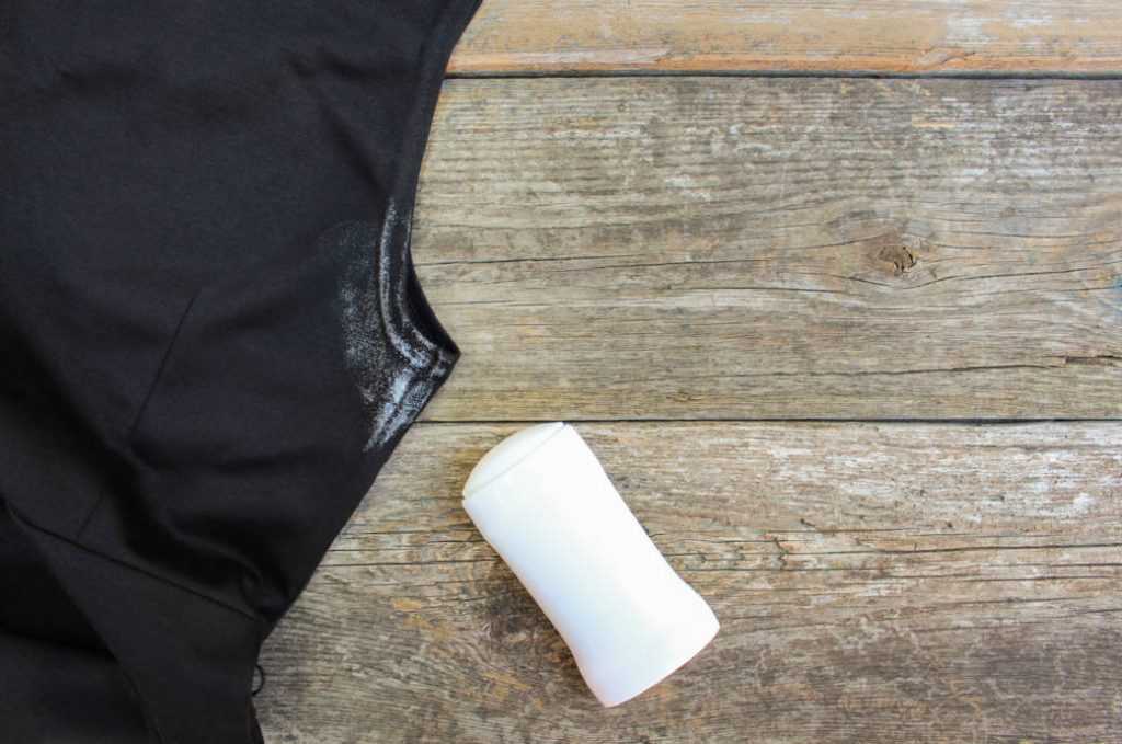 Полезные лайфхаки, как убрать пятна от дезодоранта с одежды
