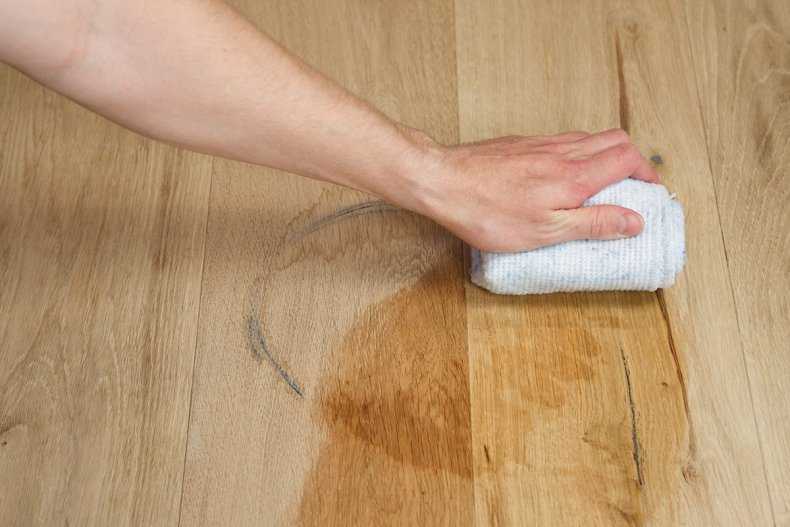 Чем оттереть краску с линолеума: как убрать и отмыть акриловые, масляные, водоэмульсионные, засохшие пятна в домашних условиях