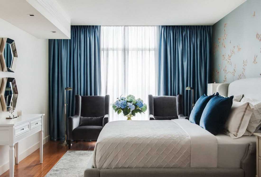 Синие шторы в интерьере гостиной, спальни - 35 фото