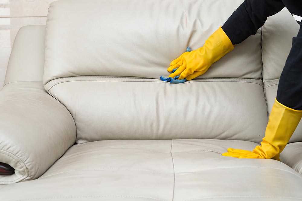 Средства для чистки мягкой мебели в домашних условиях, критерии выбора