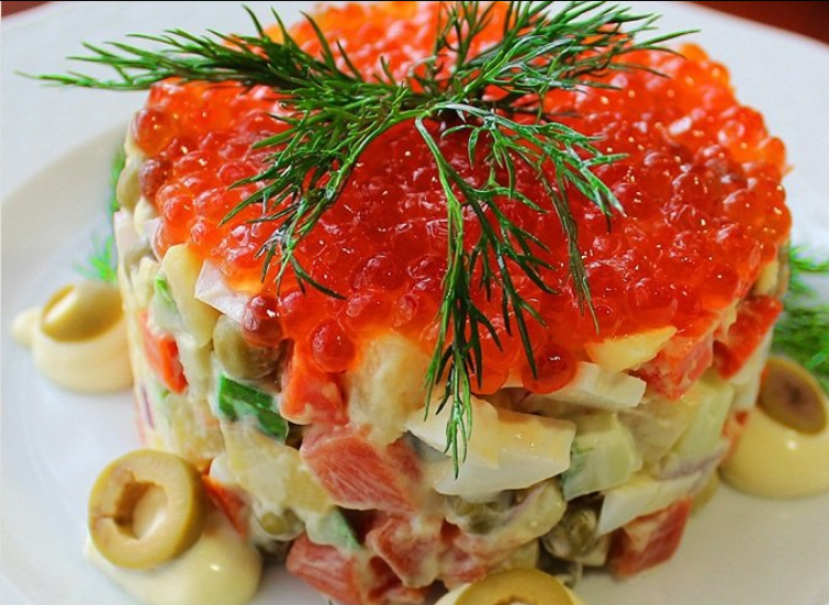Рецепты вкусных салатов с красной рыбой на праздничный стол: простые в приготовлении, с минимум доступных продуктов, оформленные слоями и в виде рулета, с майонезом и без него