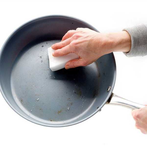 Как очистить тефлоновую сковороду от нагара внутри и снаружи? :: syl.ru