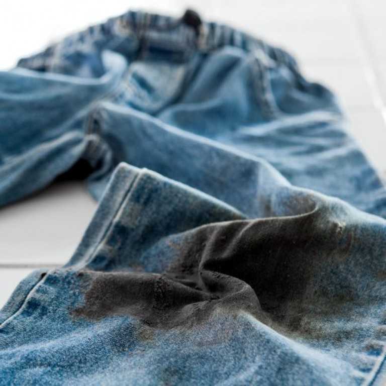 Удаление мазутных пятен с одежды из разных тканей: лучшие рецепты и советы