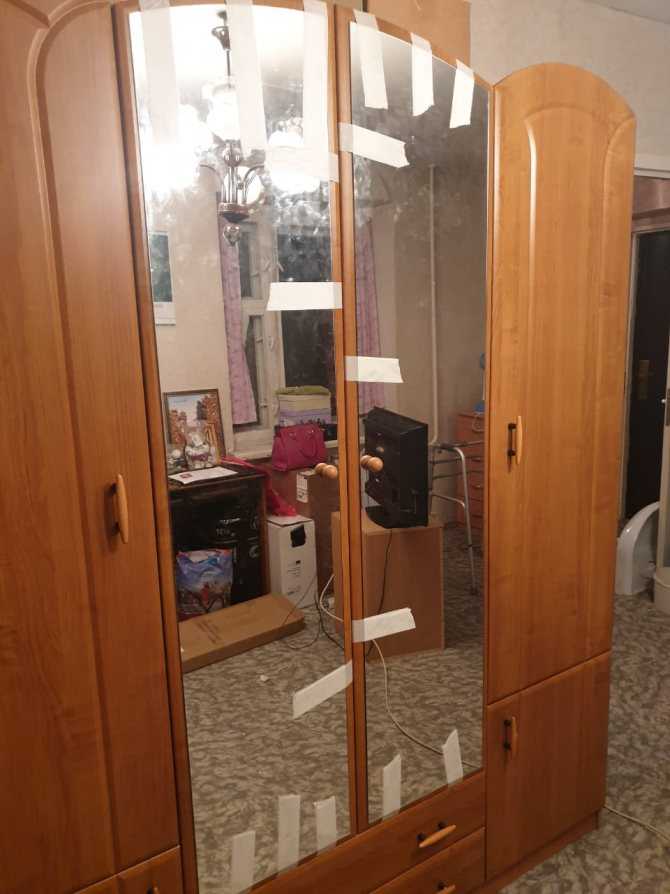 Как приклеить зеркало к дверце шкафа: пошаговая инструкция
