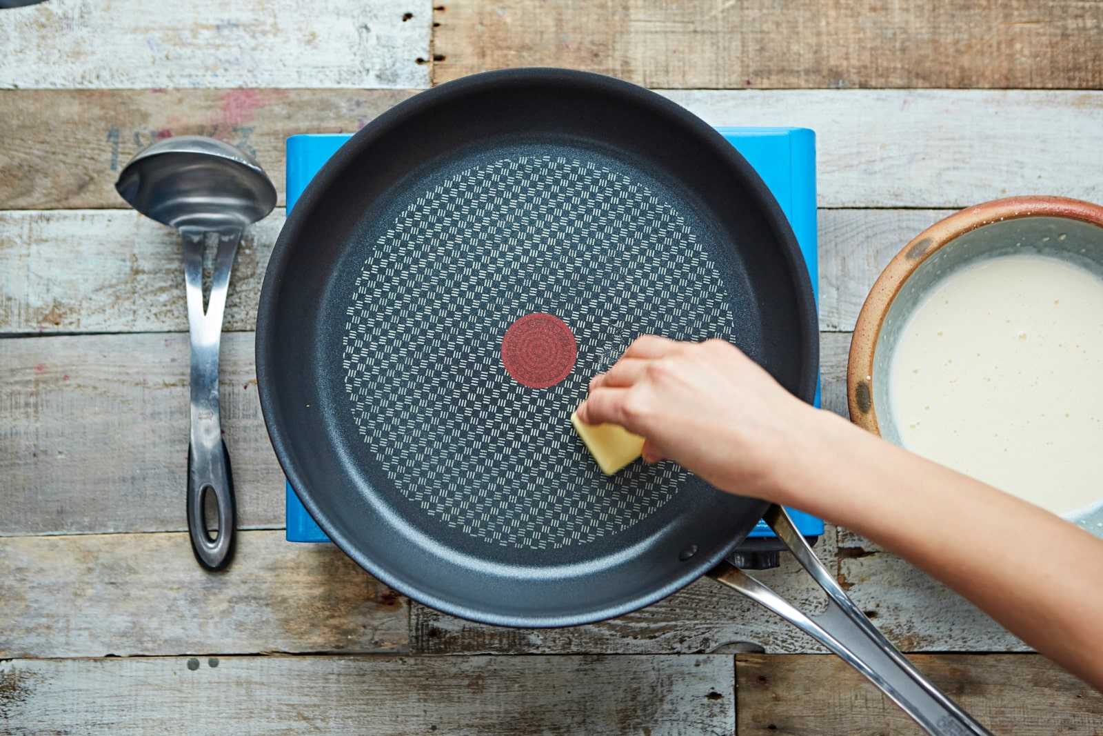 Как отмыть тефлоновую сковороду от нагара: разные способы и критерии их выбора