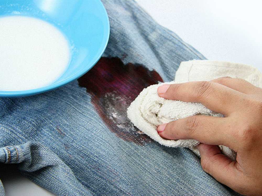 Способы и рецепты, как эффективно отстирать кровь на джинсах