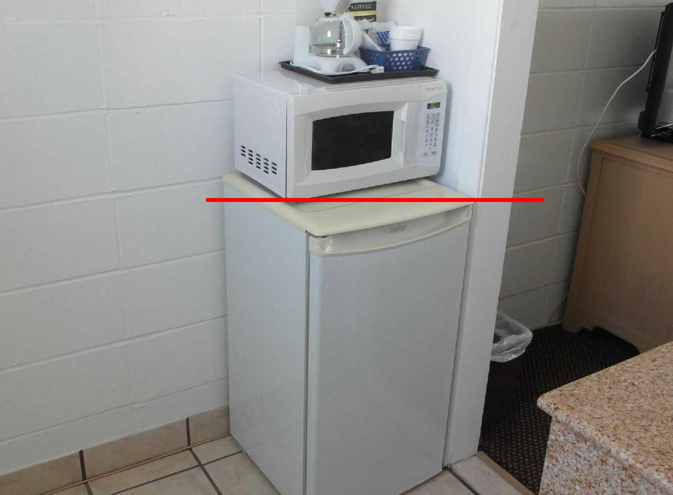 Можно ли ставить микроволновку на холодильник: ответ эксперта