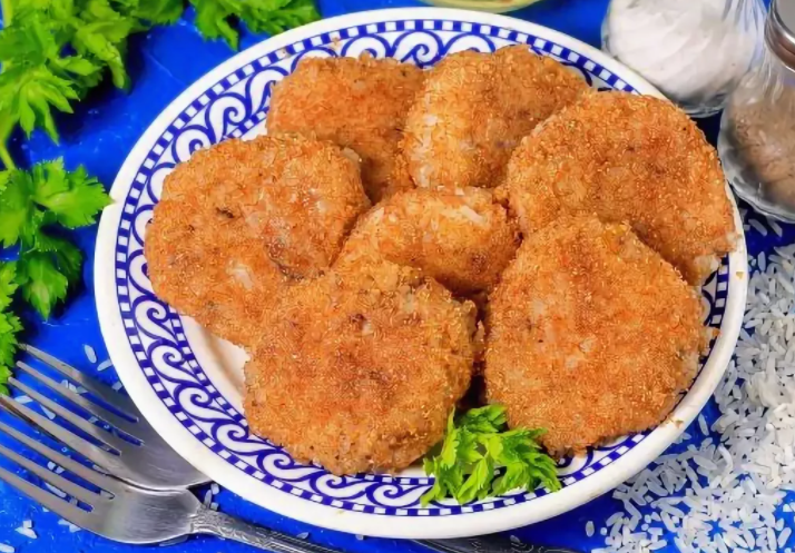 Котлеты из рыбных консервов: рецепт с рисом и картошкой