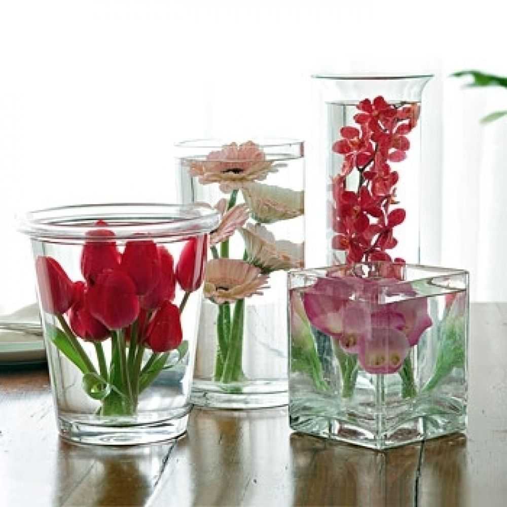 Какая вода для тюльпанов в вазе. Цветы внутри вазы. Цветы в прозрачной вазе. Цветочная композиция в вазе. Цветочная композиция в рюмке.