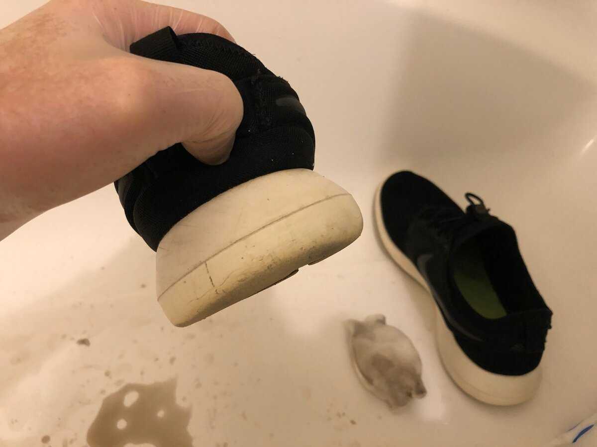 Как очистить белую подошву кроссовок своими руками