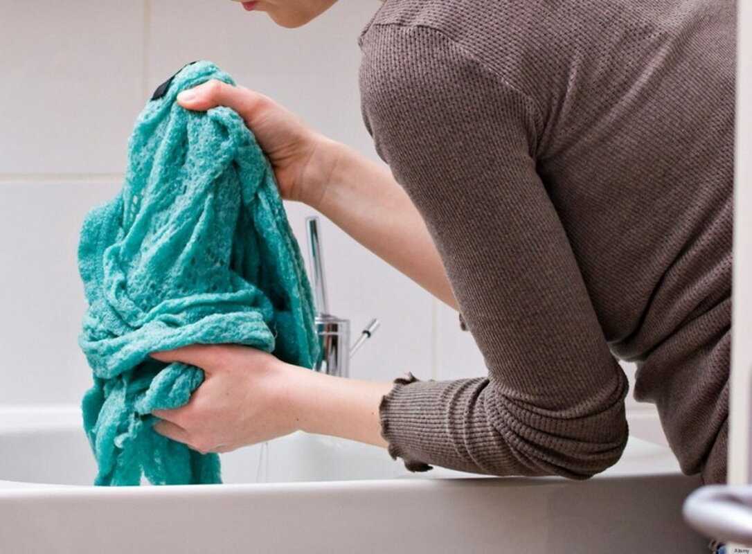 Как стирать шерстяной свитер в стиральной машинке и руками, как правильно сушить изделия из шерсти, можно ли гладить?