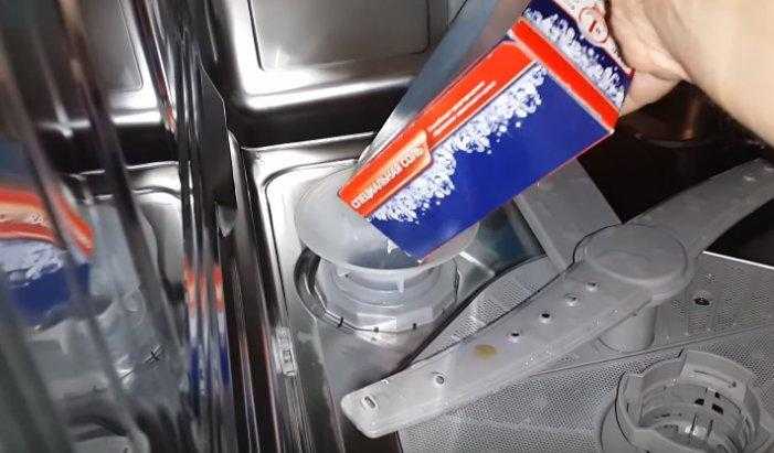 Куда, сколько и зачем заливать ополаскиватель в посудомоечную машину?