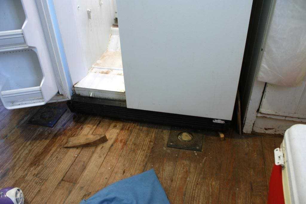 Почему течет холодильник: основные поломки, как починить поломку