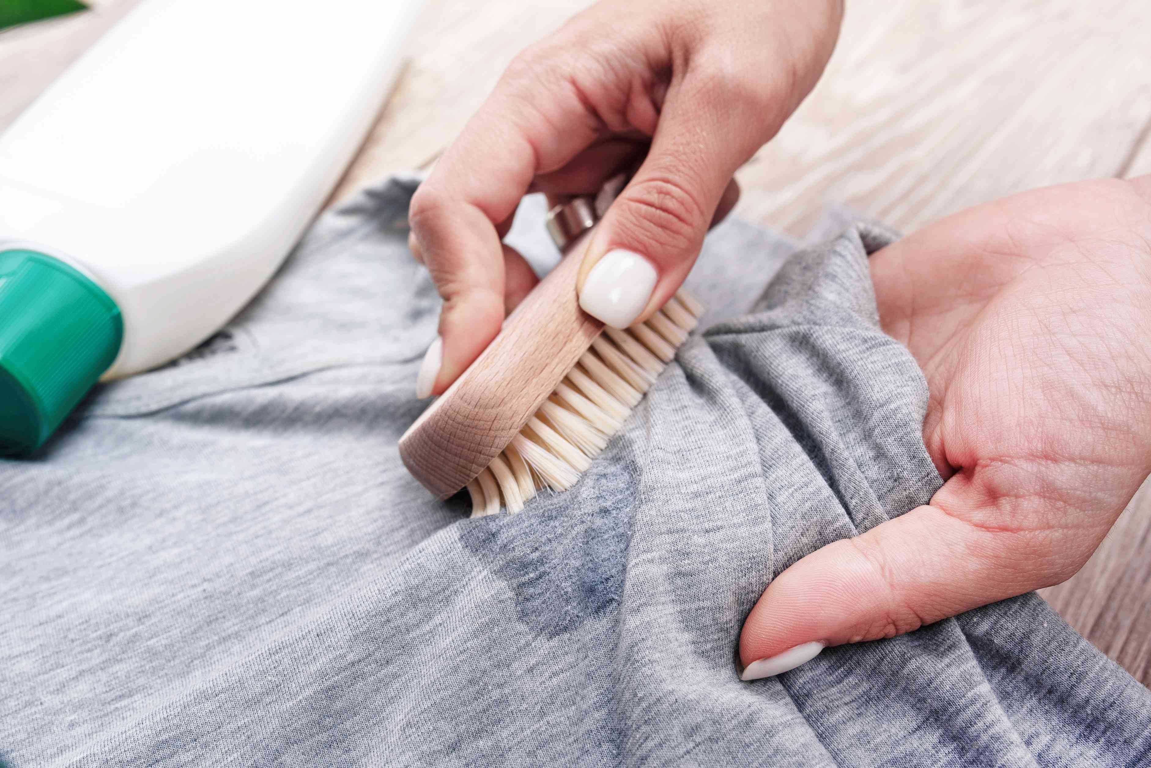 Как убрать блеск от утюга на одежде в домашних условиях?