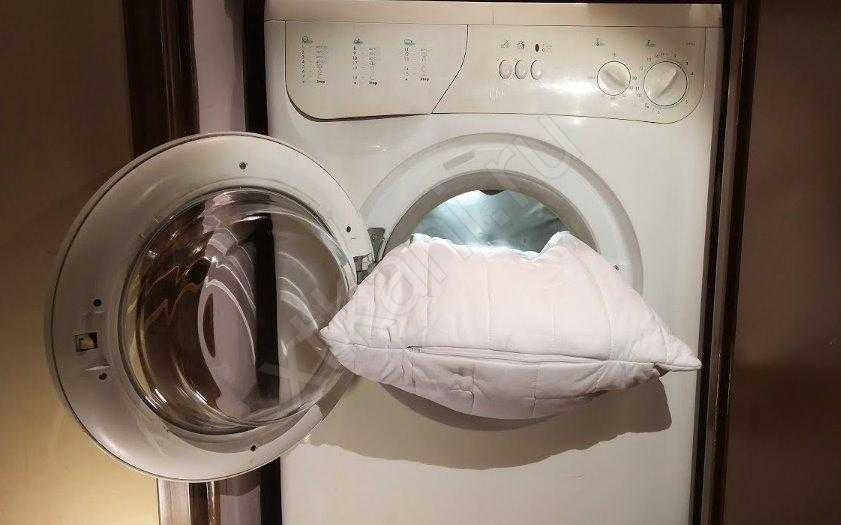 Как постирать подушку пуховую в домашних условиях: можно ли целиком, в стиральной машине-автомат, подойдет ли стирка руками?