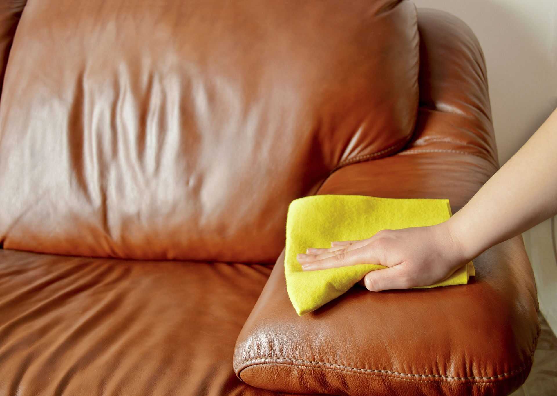 Как убрать запах мочи взрослого человека с дивана в домашних условиях: как почистить подручными средствами от пятен и чем отмыть, если народные методы не помогают?