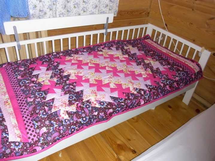 Зачем нужно покрывало на детскую кроватку: варианты использования для девочки, мальчика