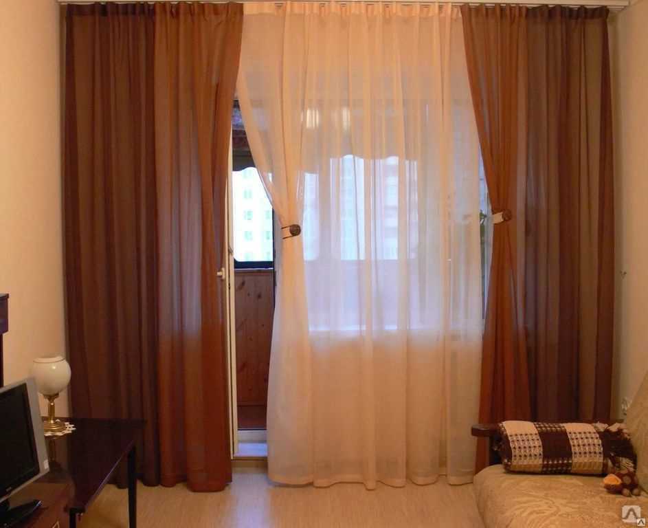 Рулонные шторы в интерьере с тюлем в гостиной - 19 фото