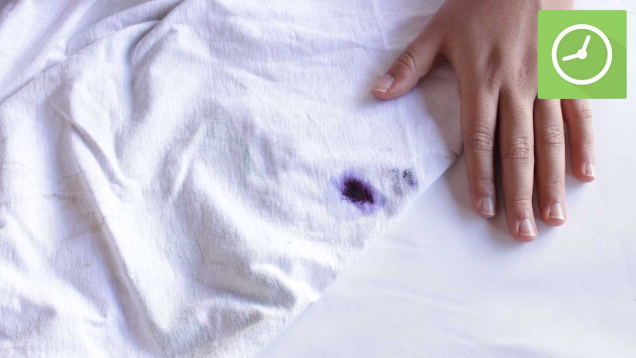 Как убрать пятно от белизны с черной одежды, как удалить с белых вещей, как вывести с цветных тканей: советы и рекомендации