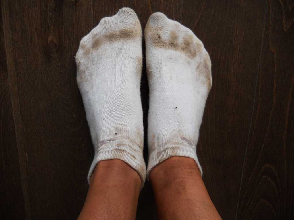 Как легко отстирать белые носки в домашних условиях