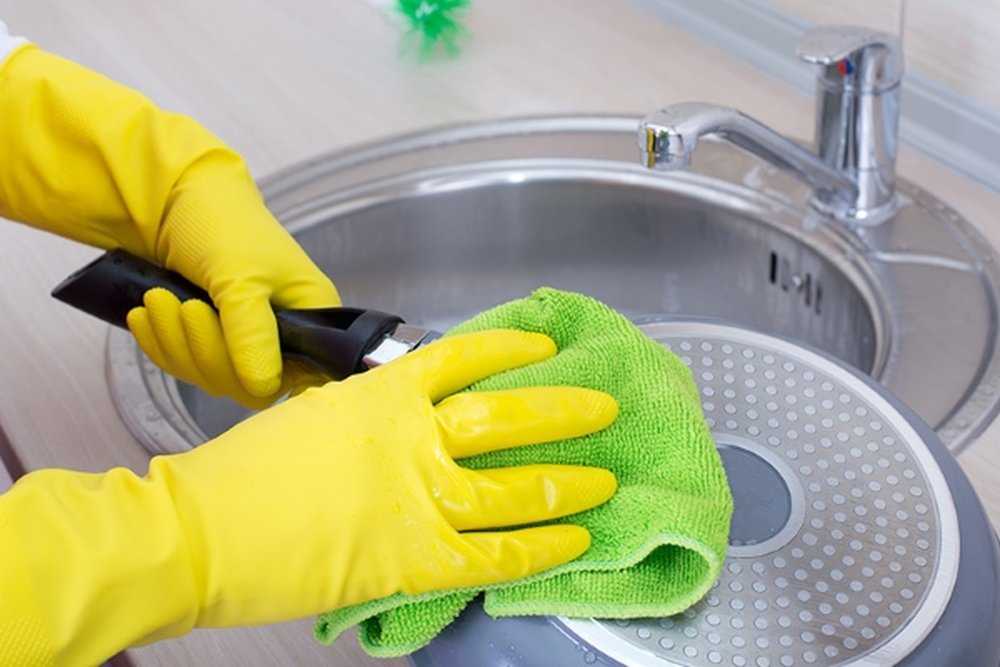 Как почистить тефлоновую сковороду от нагара?