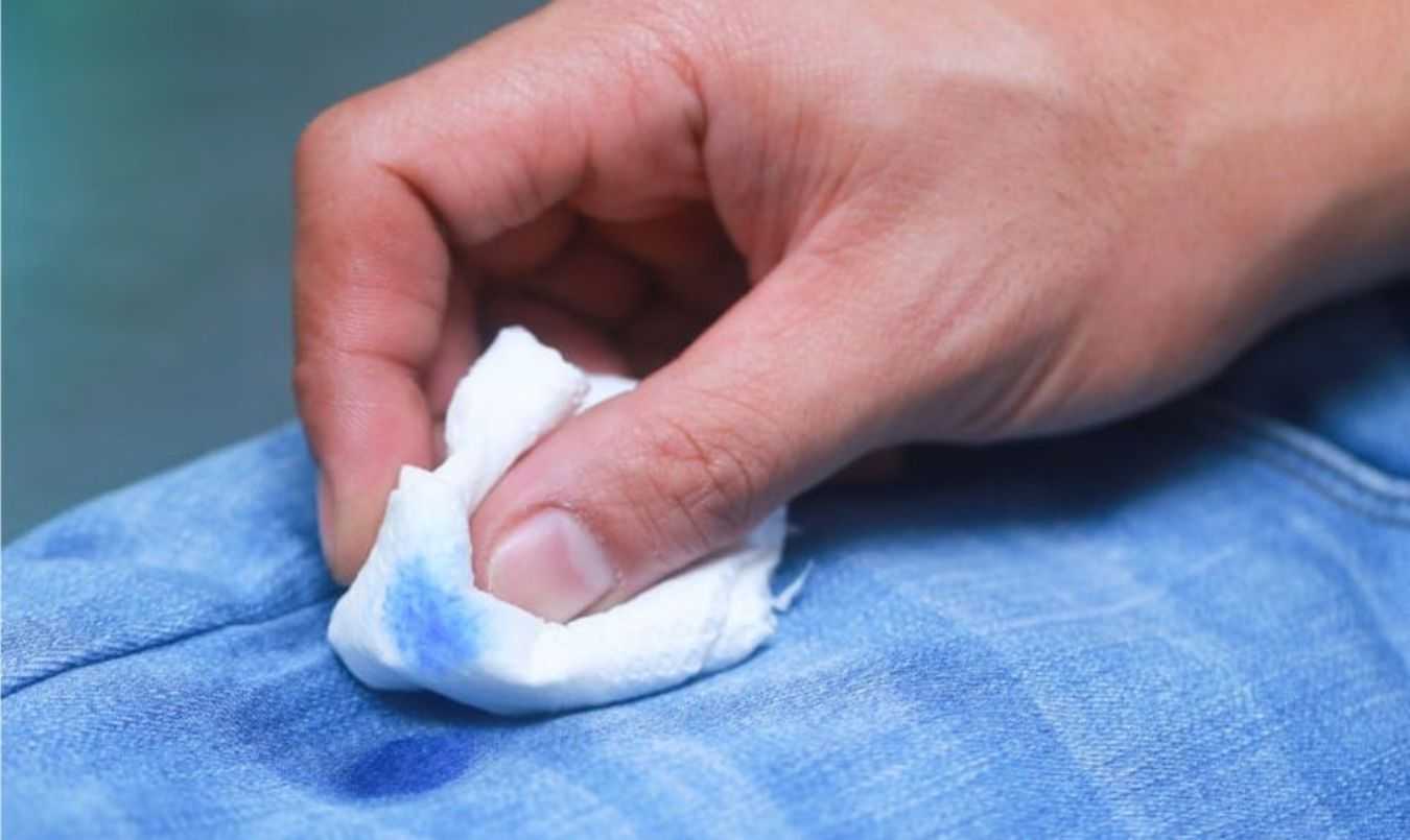 Как убрать пятно от воска с одежды: 5 способов