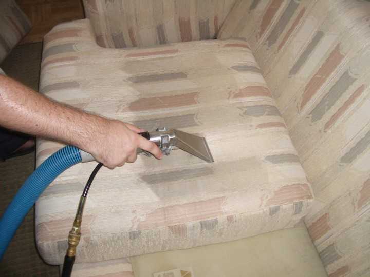 Как правильно почистить диван