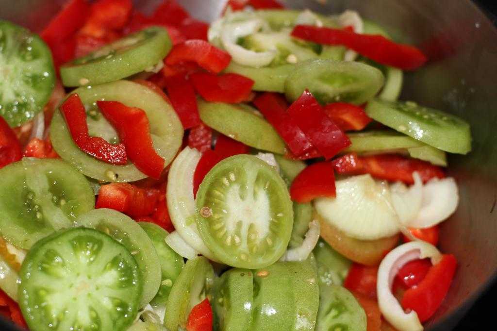 Салаты из зелёных помидоров на зиму — самые вкусные рецепты без стерилизации