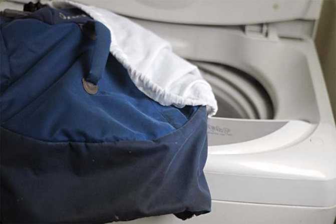 Как стирать куртку из полиэстера в стиральной машине-автомат и вручную, на каком режиме производить стирку, как правильно сушить зимний пуховик?