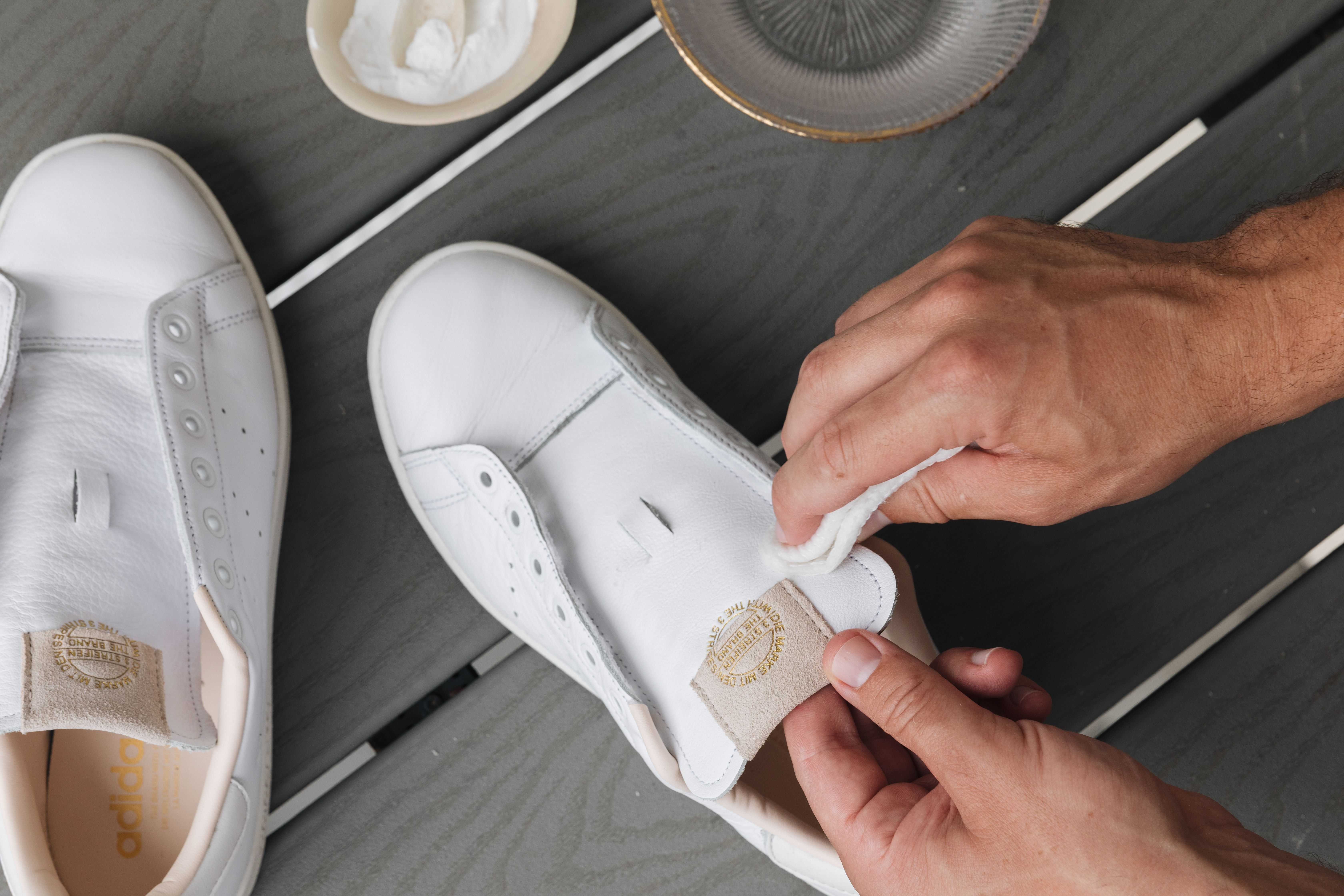 Как стирать замшевую обувь и можно ли это сделать в домашних условиях