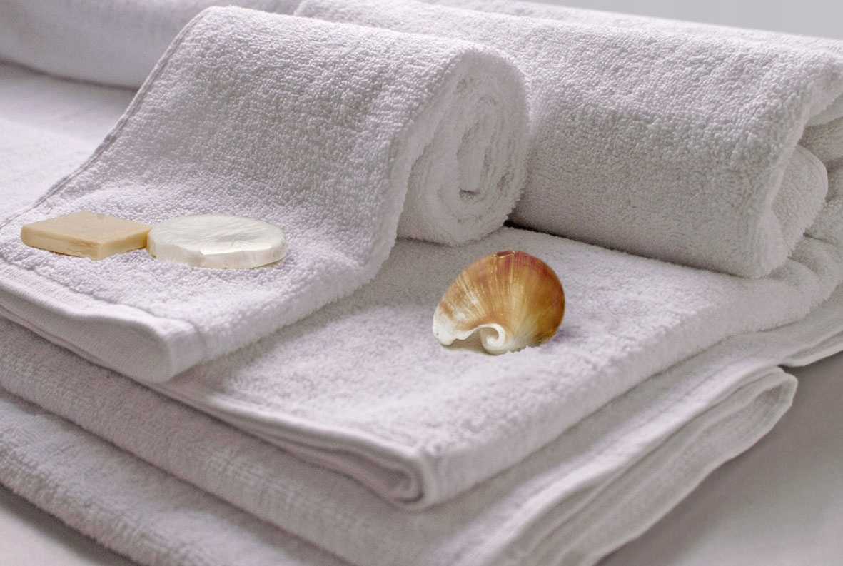 Из чего делают полотенца. Полотенце махровое 40х70 белый. Белое махровое полотенце 70х140. Полотенце Туркменистан махровое белое. Полотенца в отеле.