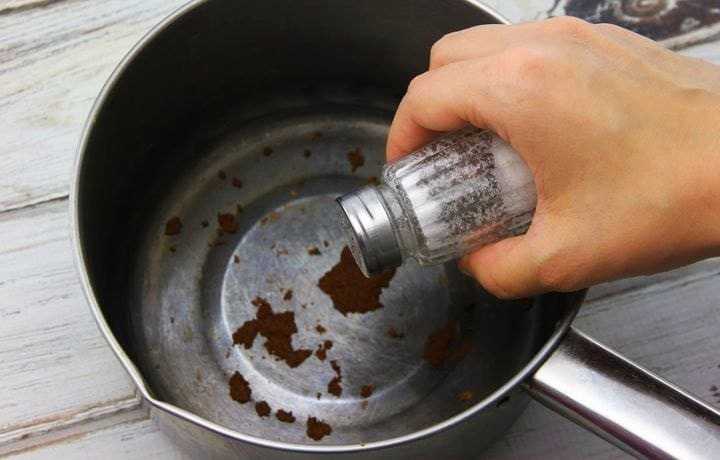 Как очистить сгоревшую кастрюлю (чугунную, эмалированную, алюминиевую, из нержавейки) в домашних условиях, как убрать пригоревшую пищу со дна внутри?