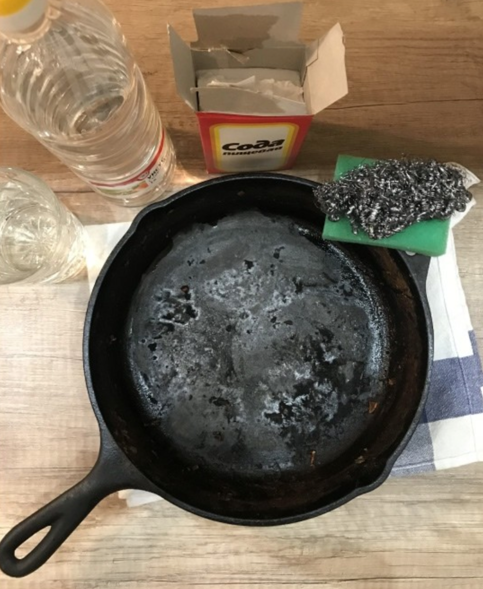 Как убрать нагар со сковороды в домашних условиях снаружи, чем очистить дно кухонной утвари: полезные советы и рекомендации