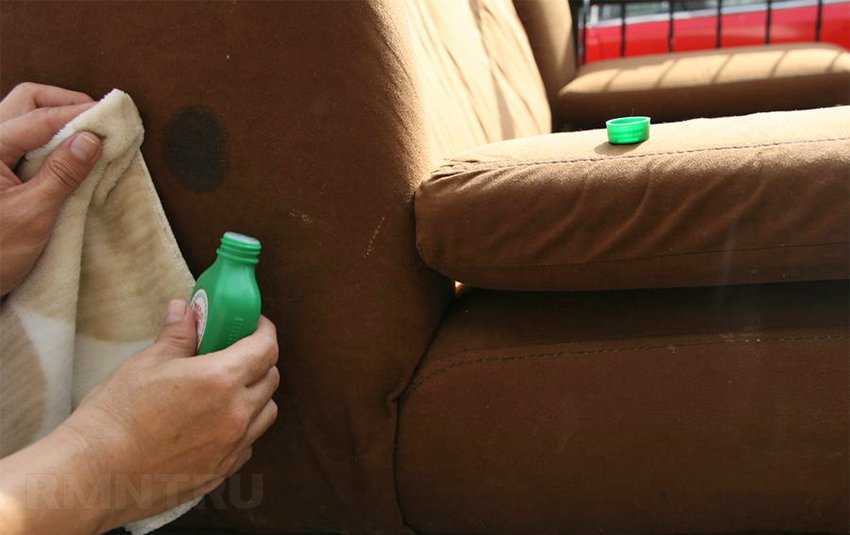 Пошаговая инструкция, как почистить диван «ванишем» и не испортить обивку