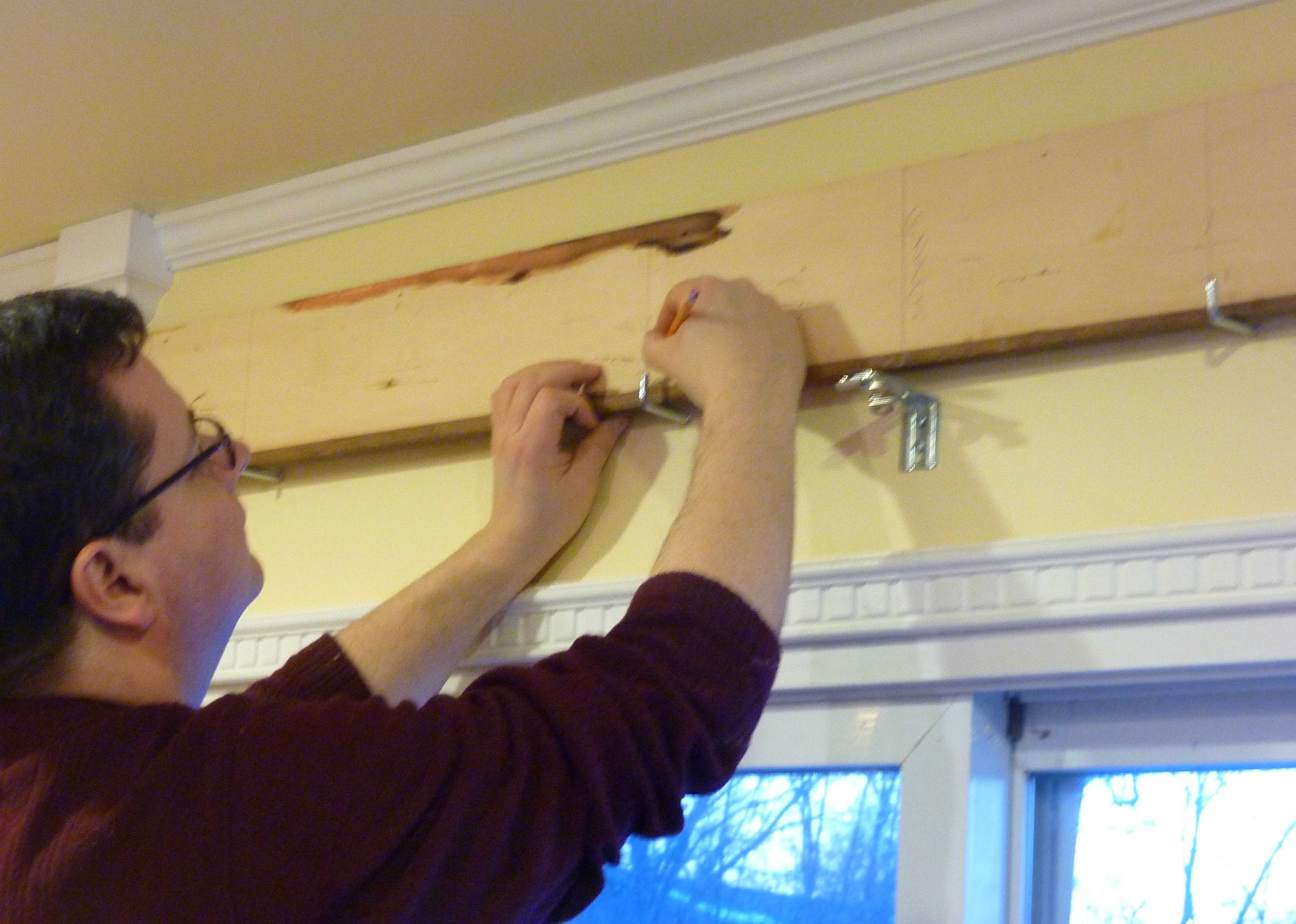 Как крепить потолочный карниз для штор: видео-инструкция по креплению к потолку своими руками, фото